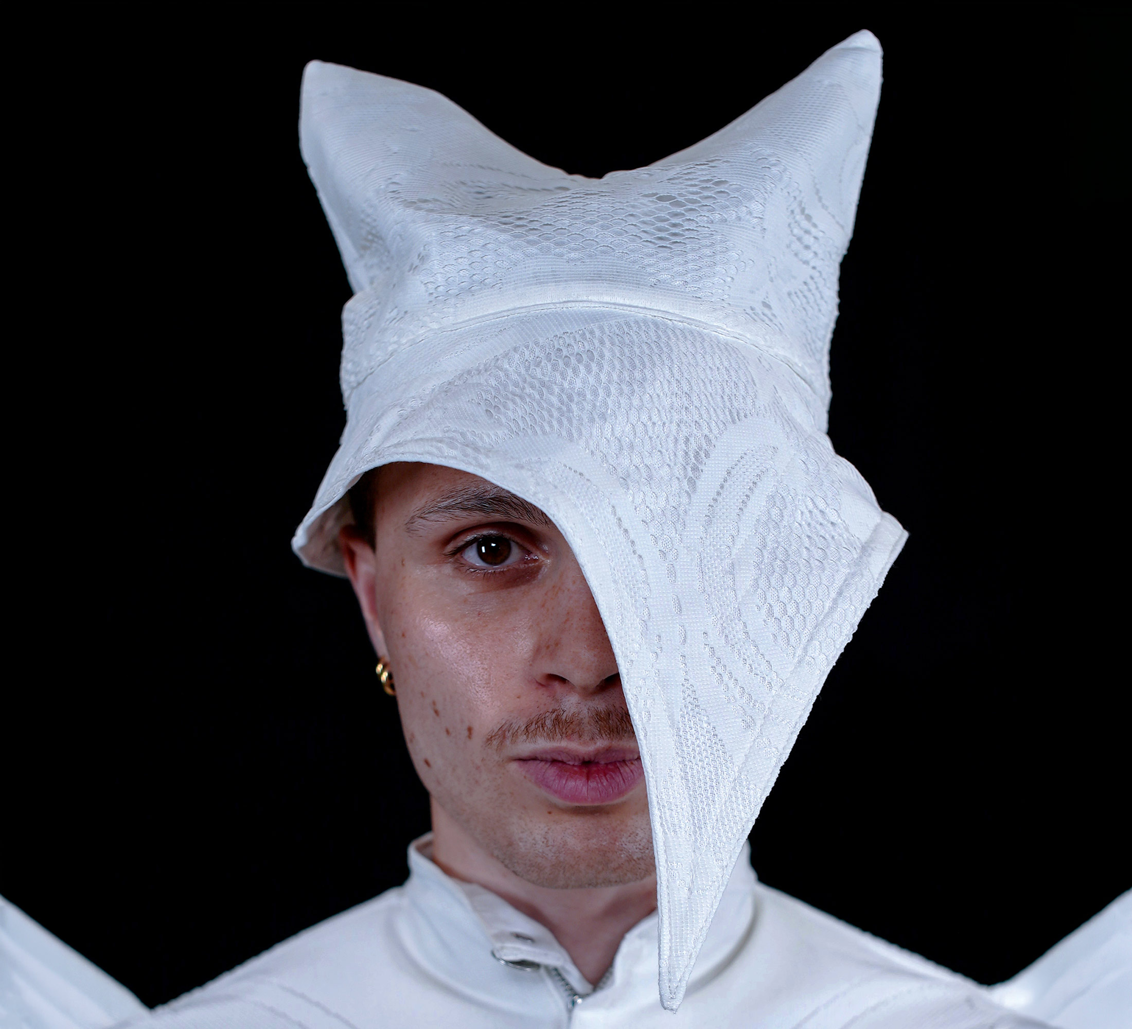 Chapeau blanc en dentelle upcyclé original