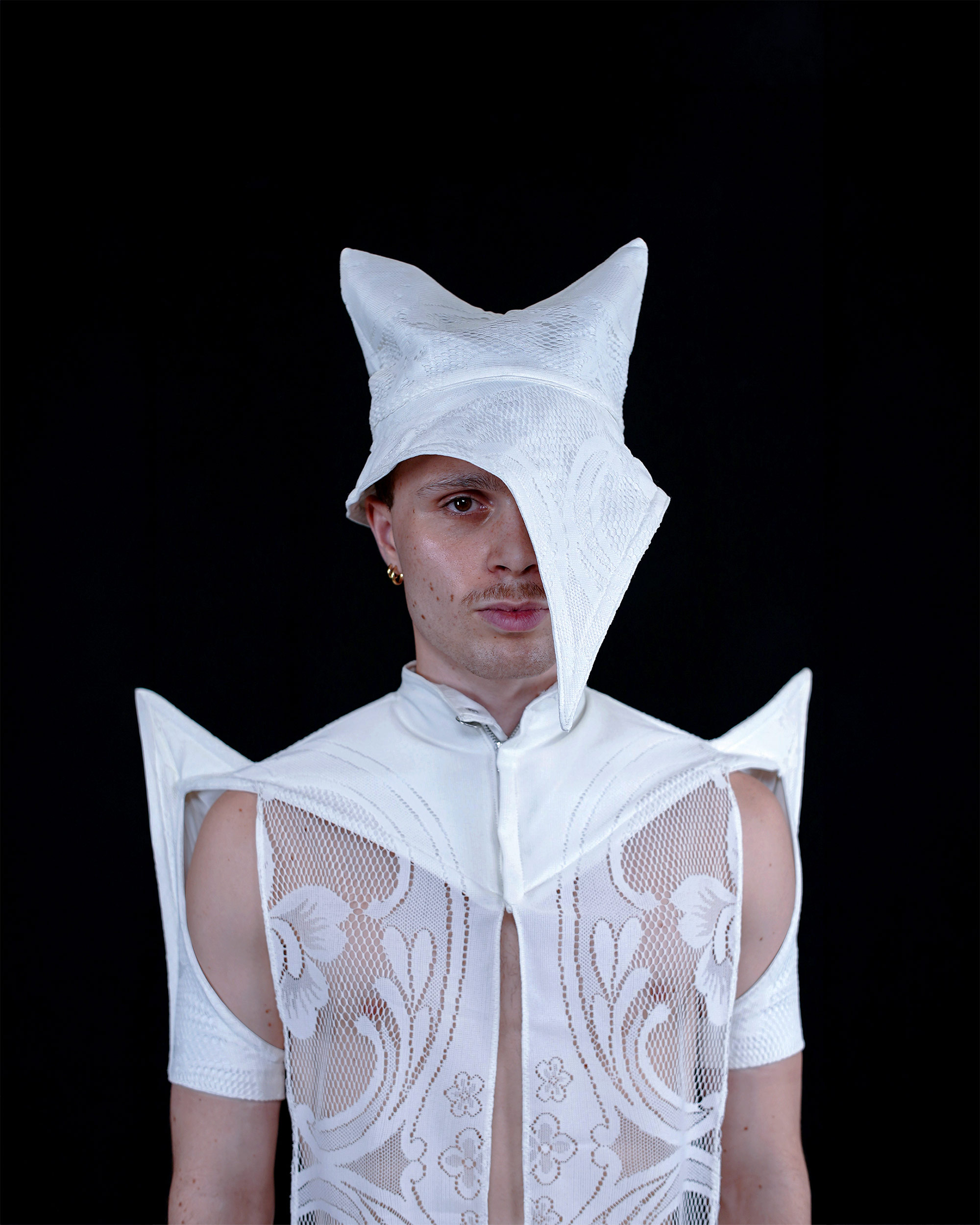 épaulette en dentelle upcyclé avec chapeau stylé en dentelle upcyclé revalorisé