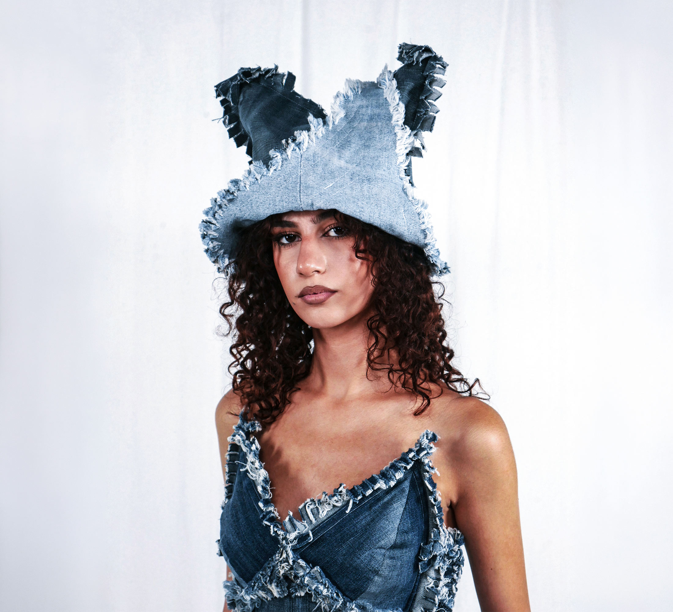 Laeticia chapeau home