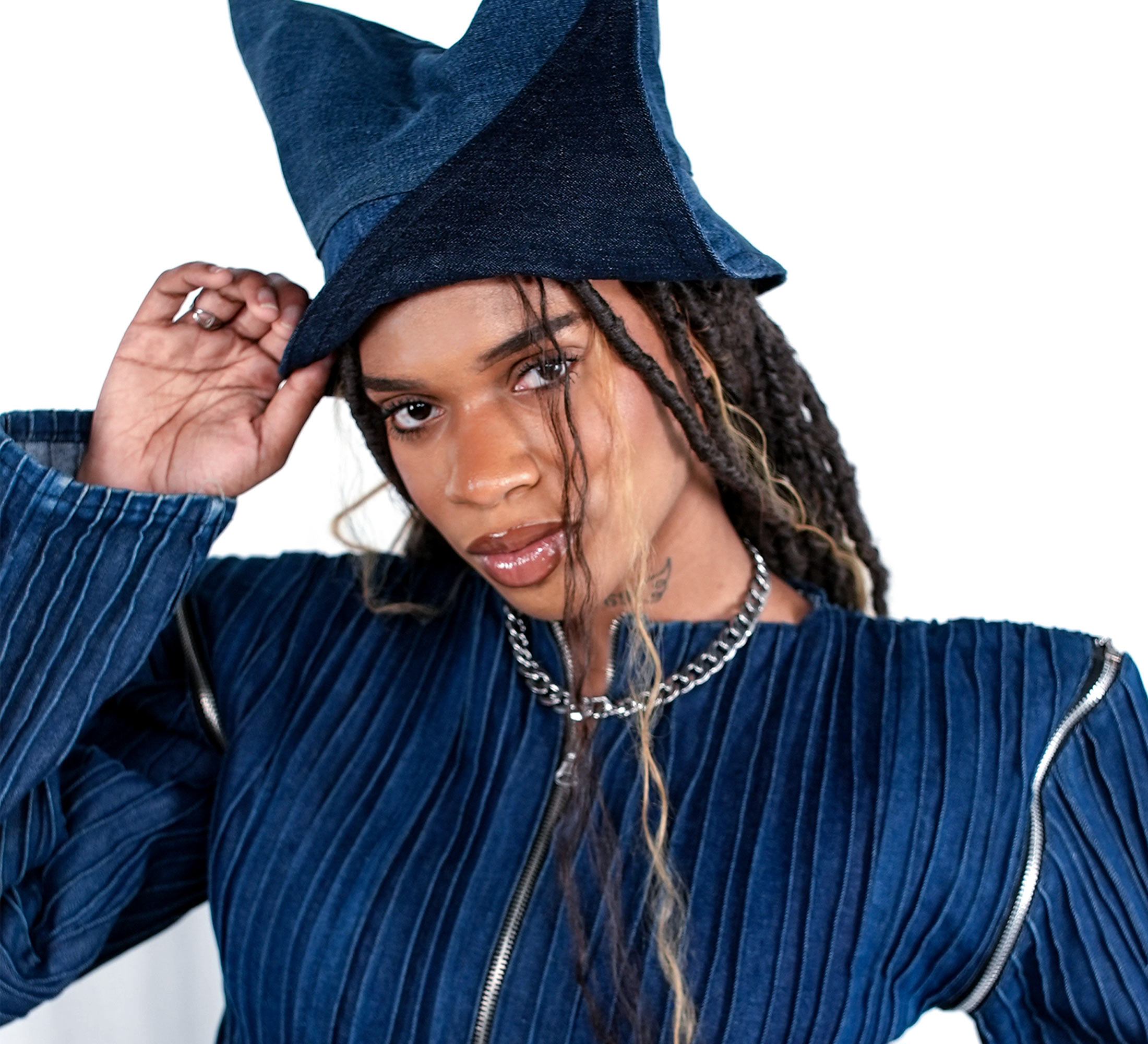 Top en jean upcyclé et surpiqué modulable avec chapeau upcyclé stylé portrait